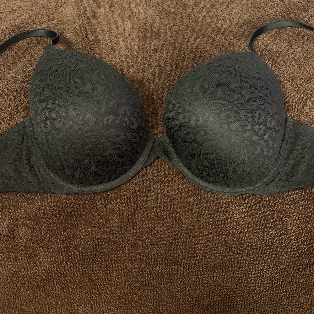 VS PINK Wear Everywhere T Shirt Bra Black Leopard Lace 36C Like New Good Shape